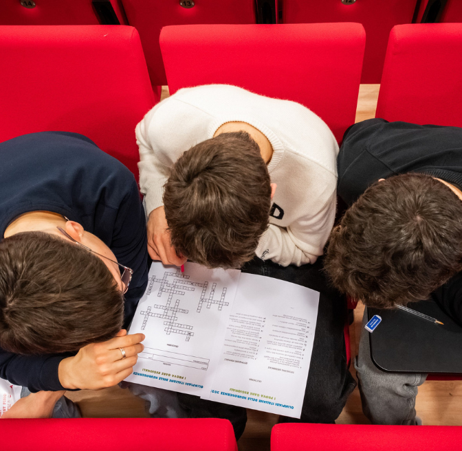 studenti che compilano un esercizio delle Olimpiadi di Neuroscienze