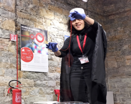 Irene, animatrice scientifica, alle prese con un exhibit