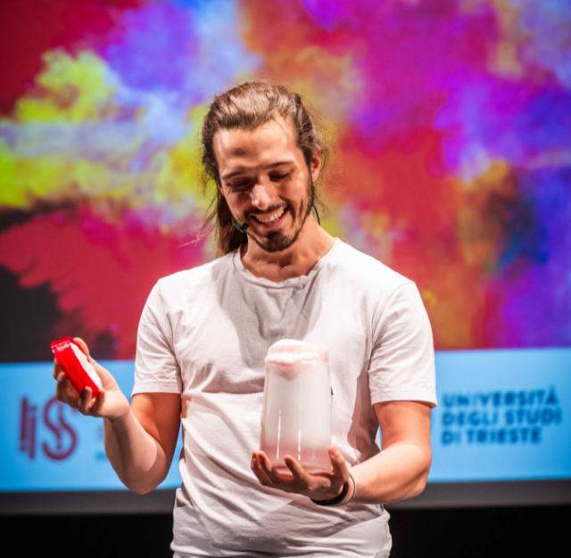 Primo classificato famelab 26